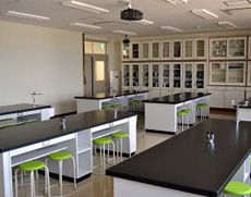 4つの理科系教室を持つ自然科学棟