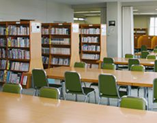 生徒の学習に大いに貢献する図書室