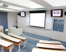 扇形の50席を有する視聴覚教室