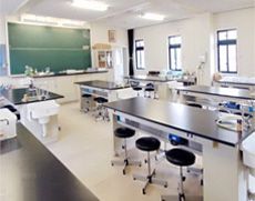 最新の実験器具を扱える理科実験室