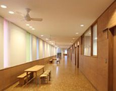 ベンチも置かれている広々とした廊下