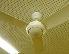 校内各所にファンが回り空気が常に循環