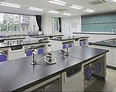 様々な実験にチャレンジする理科実験室