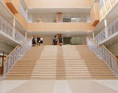 全校生徒が整列できる大広間と大階段
