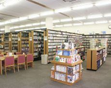 蔵書7万冊を有し県内最大級の図書館