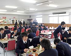 保護者や一般の人も利用できる食堂
