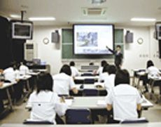 放課後に中学生の自習室となる視聴覚室
