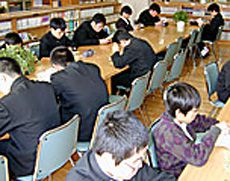 学習する生徒でいっぱいになる図書室
