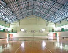 高い天井と十分な広さのある体育館