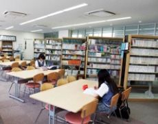 生徒が利用しやすい明るい図書館
