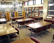 展示室を備えた赤レンガ造りの図書館
