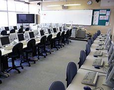 エクセルなど実践的な授業を行うPC教室