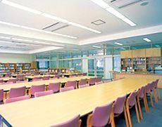 広いスペースを確保した学習図書館