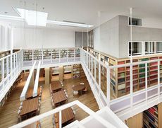 ユニークなつくりの2階構造の図書館