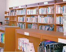 幅広い知識を身につける図書室
