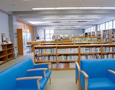 夜まで学習室としても利用できる図書館
