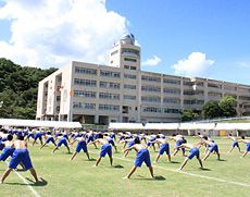 福岡市を眺望できる天然芝の運動場
