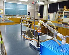豊富な実験器具を利用する理科室