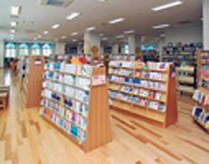 本を読む多くの生徒の姿がある図書館
