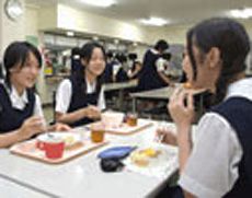 和気あいあいと食事を楽しめる学生食堂
